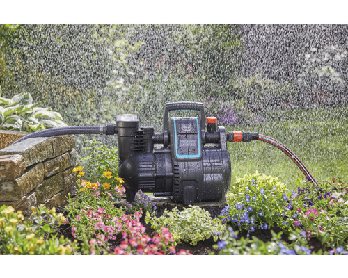 Automatische Hauswasseranlage von Gardena im Einsatz mit Beregnung im Garten.