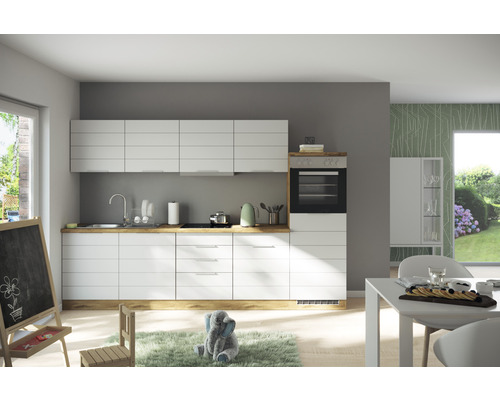 Cuisine moderne avec des armoires blanches et un plan de travail aspect bois.