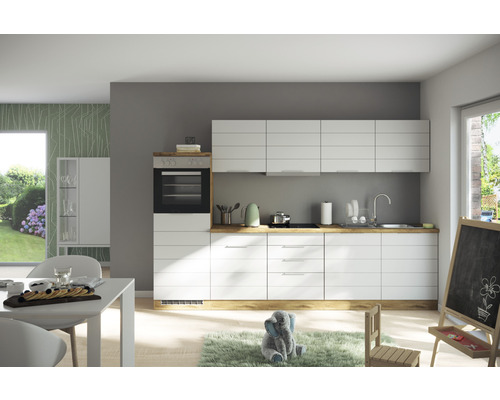 Cuisine claire avec armoires blanches et plan de travail en bois pour un design de cuisine moderne.