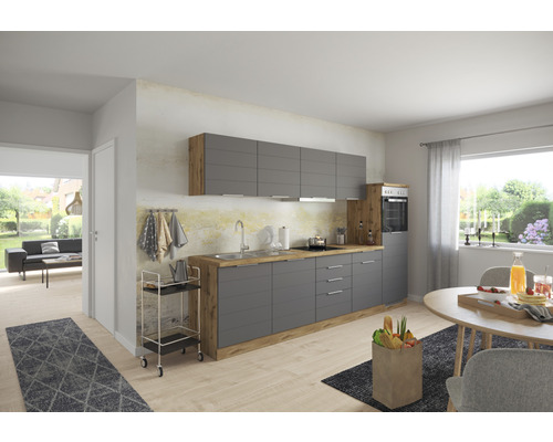 Cuisine lumineuse avec façades grises et éléments en bois, comprenant une table à manger et un espace de vie