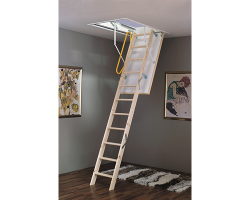 Escalier de grenier en bois déplié avec main courante dans une pièce à vivre.