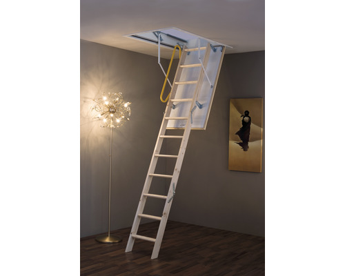 Escalier escamotable en bois déplié avec rampe dans une pièce d''habitation