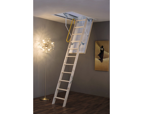 Escalier escamotable en bois déplié dans un intérieur.