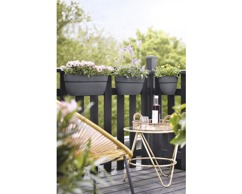 Scène de balcon avec jardinières, table et chaise sur un plancher en bois