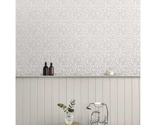 Mur de salle de bains avec papier peint à motifs floraux et lambris