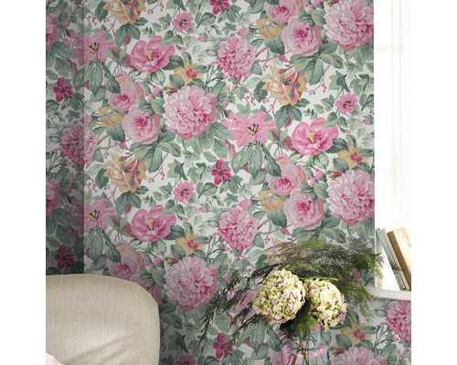 Papier peint à fleurs avec motif de roses dans une pièce