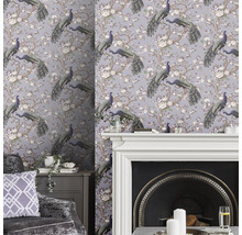Pièce avec papier peint à motifs de paons et de fleurs, cheminée et coin salon