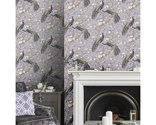 Pièce avec papier peint à motifs de paons et de fleurs, cheminée et coin salon