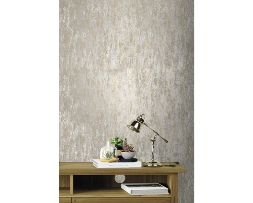 Gros plan d''un papier peint texturé au-dessus d''un meuble en bois avec une lampe et des décorations