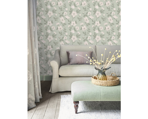 Salon avec papier peint floral, canapé et tabouret