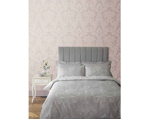 Chambre à coucher avec lit, table de chevet et papier peint à motifs