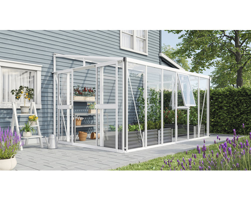 Gewächshaus mit Pflanzen und Gartenzubehör auf einer Terrasse