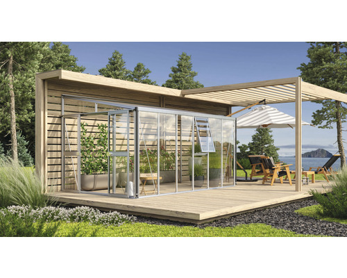 Vue extérieure d''une serre avec terrasse en bois et mobilier de jardin.