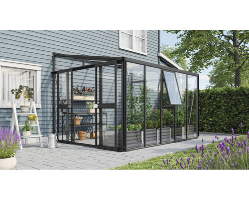 Gewächshaus mit Pflanzenregal, Pflanzen und Gartenzubehör