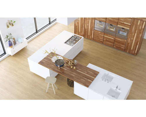 Helle Küche mit Kochinsel, Spüle und Holzelementen