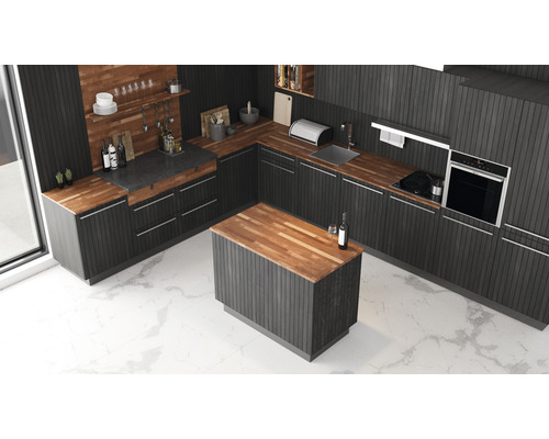 Ansicht einer Küche mit Kücheninsel, Spüle, Arbeitsplatte und Einbaubackofen