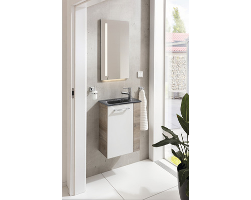 Salle de bain moderne avec meuble-lavabo, armoire de toilette et robinet