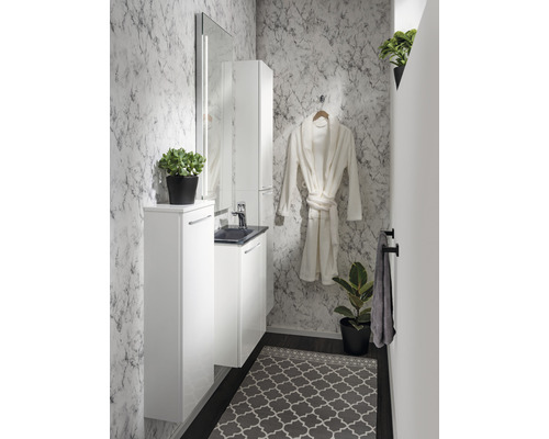 Badezimmer mit Waschbecken, Spiegel, Bademantel und Pflanzen in Töpfen