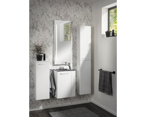 Helles Badezimmer mit weißen Badmöbeln, Spiegelschrank und Handtuchhalter