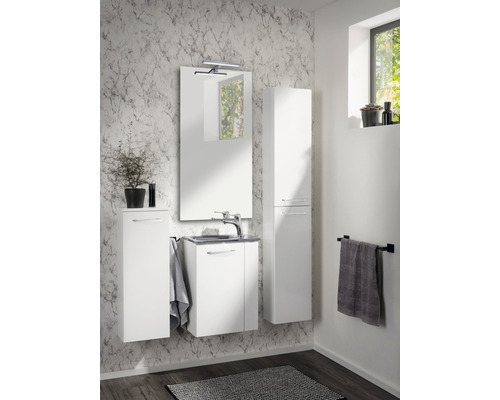 Modernes Badezimmer mit Waschtischunterschrank, Spiegelschrank und Hochschrank für Badezimmerutensilien.