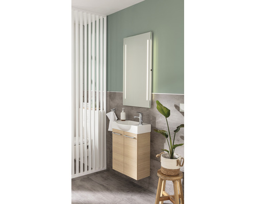 Salle de bain moderne avec lavabo, miroir éclairé et séparateur de pièce
