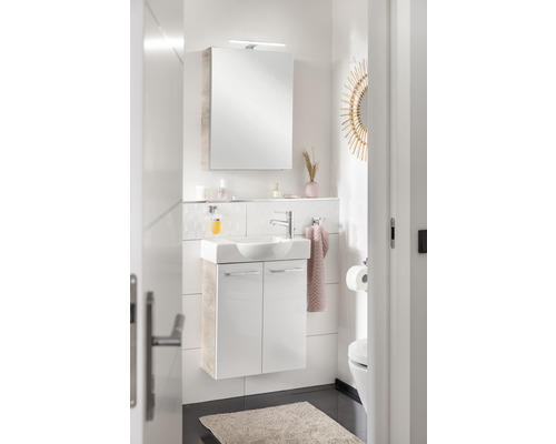 Salle de bains moderne avec meuble sous-lavabo, armoire de toilette et WC.