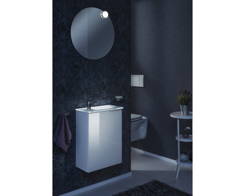 Badezimmer mit Waschtisch, Spiegel und Toilette