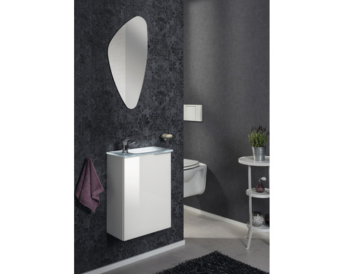 Badezimmer mit Waschbeckenunterschrank, Spiegel, Toilette und Accessoires