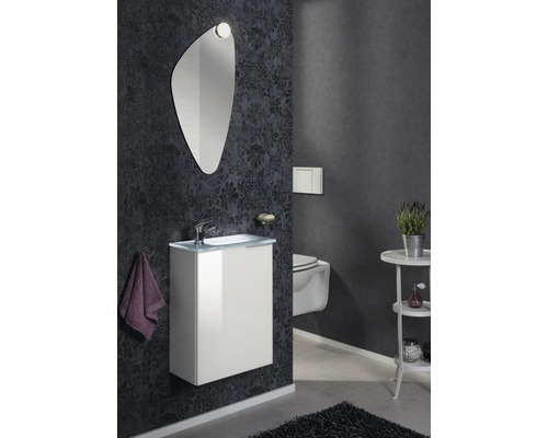 Modernes Badezimmer mit Waschtisch, Spiegel, Toilette und Dekoration