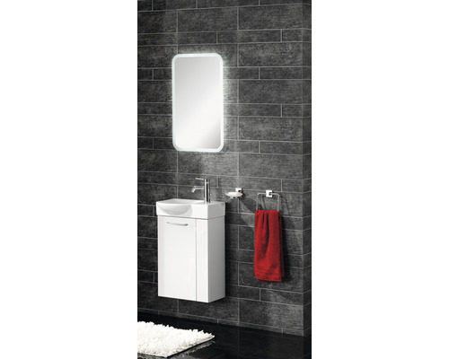 Badezimmer mit Waschtisch, Spiegel, Handtuchhalter und Handtuch