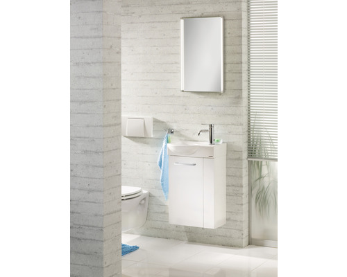 Modernes Badezimmer mit Waschbeckenunterschrank, Spiegelschrank und Toilette