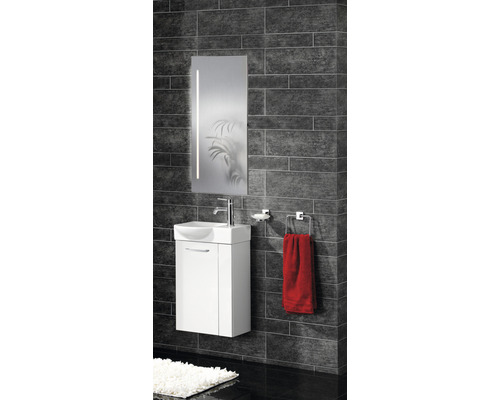 Modernes Badezimmer mit Waschtisch, Spiegel mit Beleuchtung und Handtuchhalter