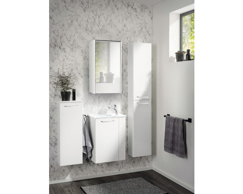 Modernes Badezimmer-Set mit Waschbeckenunterschrank, Spiegelschrank und Hochschrank in einem hellen, geräumigen Badezimmer.