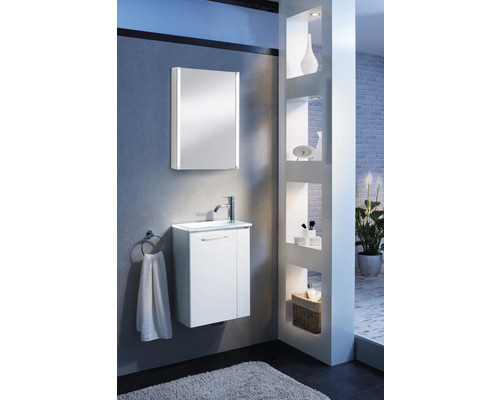 Badezimmer mit Waschbeckenunterschrank, Spiegelschrank und Regal