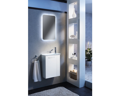 Badezimmer mit beleuchtetem Spiegel, Waschbeckenunterschrank und Regal