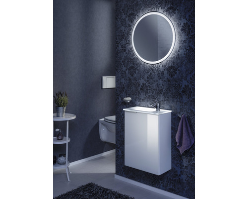 Salle de bain moderne avec miroir lumineux, meuble-lavabo et WC suspendu
