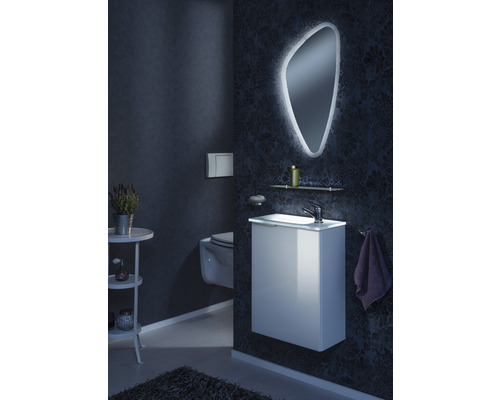 Salle de bains moderne avec meuble-lavabo, miroir avec éclairage et WC