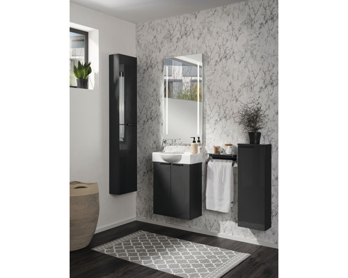 Modernes Badezimmer mit Waschbecken, Spiegel, Schränken und Teppich