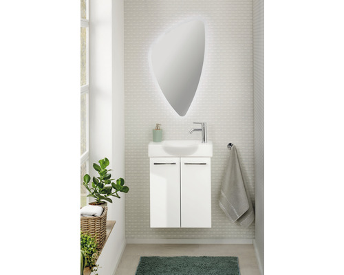 Badezimmer mit Waschbeckenunterschrank, Spiegel und Armatur