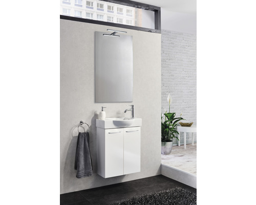 Badezimmer mit Waschbeckenunterschrank, Spiegel und Handtuchhalter