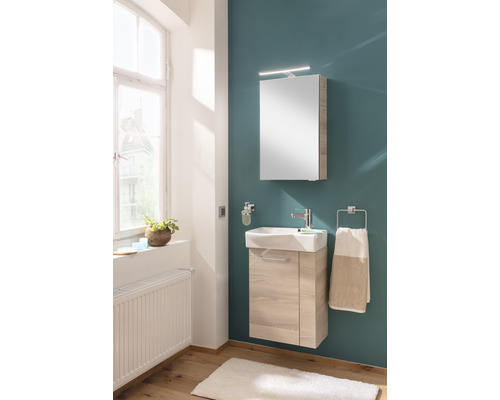 Helles Badezimmer mit Waschtisch, Spiegelschrank und Handtuchhalter