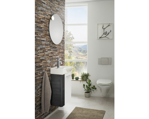 Salle de bains moderne avec lavabo, miroir, toilettes et décoration
