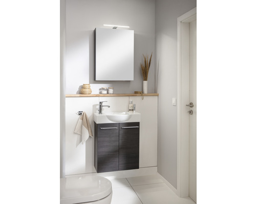 Salle de bain moderne avec meuble-lavabo, armoire de toilette et décoration