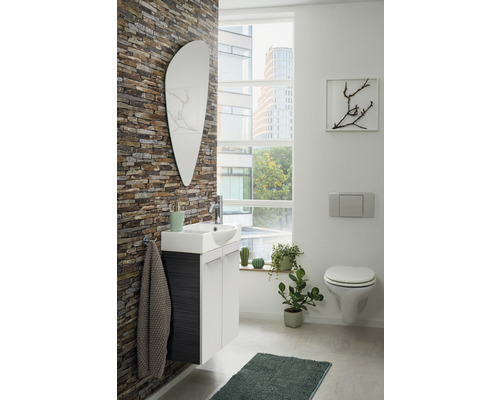 Salle de bains moderne avec meuble-lavabo, miroir, WC suspendu et éléments décoratifs.