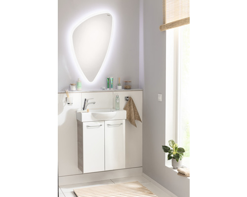 Salle de bains lumineuse avec meuble sous-lavabo, miroir avec éclairage et fenêtre
