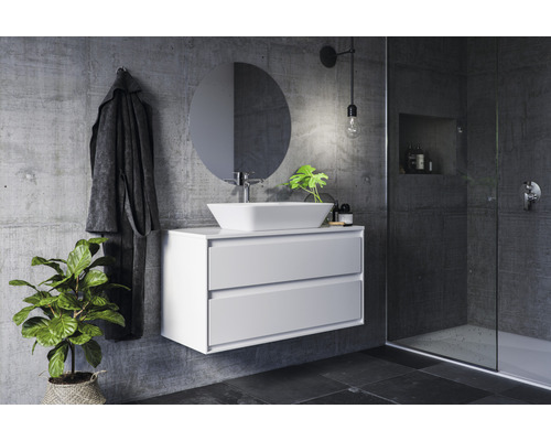 Modernes Badezimmer mit Waschbeckenunterschrank, Spiegel und Dusche.
