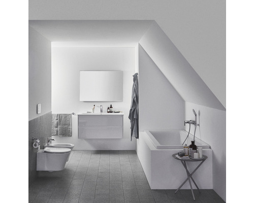 Badezimmer mit Waschtisch, Spiegel, Badewanne und Bidet in hellem Design