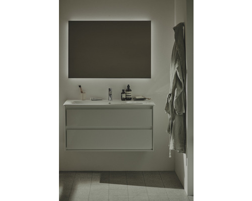 Modernes Badezimmer mit Waschtischunterschrank, Waschbecken und beleuchtetem Spiegel