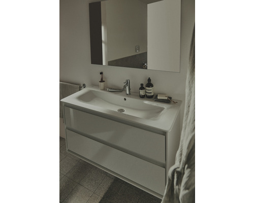 Badezimmer mit Waschbeckenunterschrank, Waschtisch und Spiegelschrank