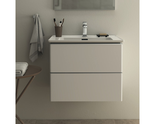 Salle de bains avec meuble sous-lavabo, robinet et miroir